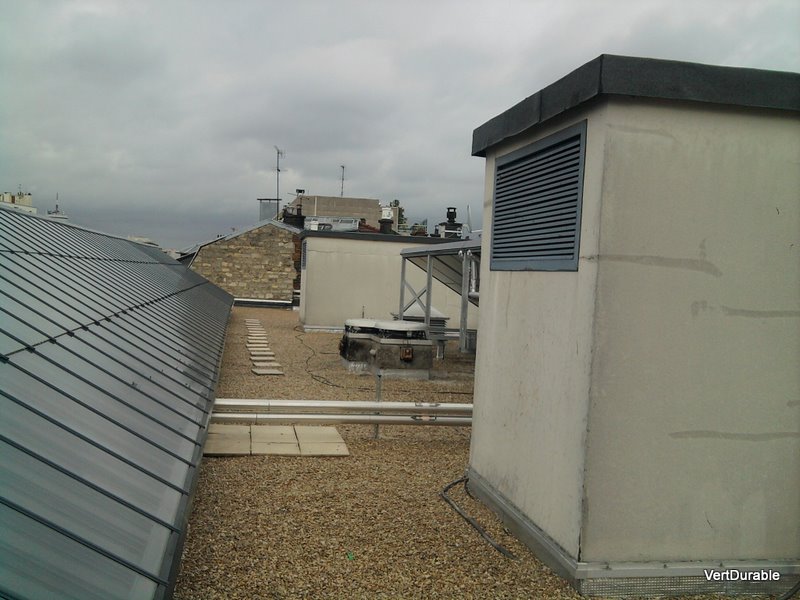 Panneaux solaires sur le toit de l'immeuble