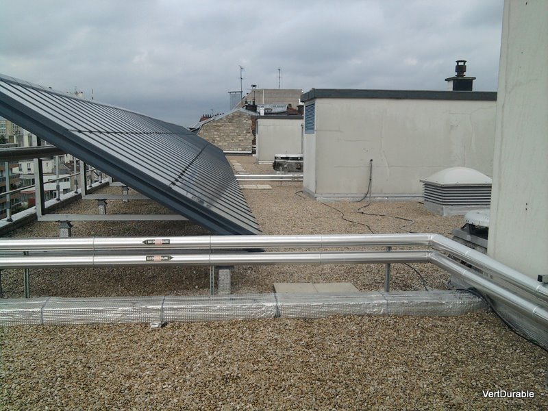 Panneaux solaires sur le toit de l'immeuble